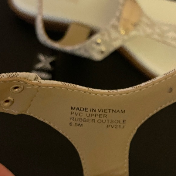 MICHAEL Michael Kors MK Plate Logo Thong Sandals - Picture 8 of 9